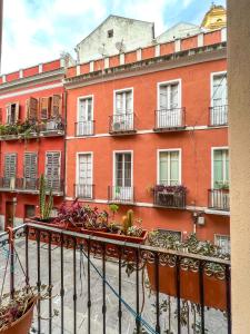uitzicht op een gebouw met planten op een balkon bij Bacans - Via Azuni in Cagliari