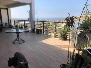 - un balcon avec une table et un chien sur le sol dans l'établissement Apartment in Puerto Nuevo, 