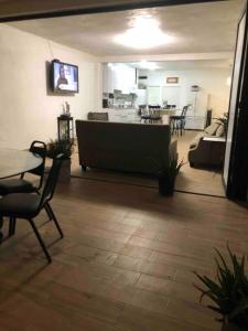 - un salon avec un canapé et une table dans l'établissement Apartment in Puerto Nuevo, 