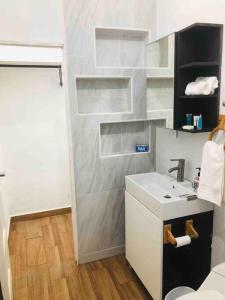 La petite salle de bains est pourvue d'un lavabo et de toilettes. dans l'établissement Apartment in Puerto Nuevo, 