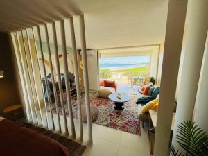 Posezení v ubytování Mont Vernon Secret Magnifique studio sur la plage avec piscine Orient Bay