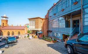 una calle de la ciudad con edificios y un camión azul en Old Tbilisi Located Near Botanical Garden, en Tiflis