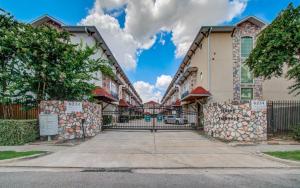 uma fila de casas com um portão numa rua em Benny DaJets Home- 4 Bedroom, Balconies, Nearby Attractions, Sleeps 12 em Houston