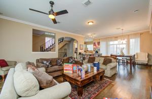 uma sala de estar com sofás e uma mesa em Benny DaJets Home- 4 Bedroom, Balconies, Nearby Attractions, Sleeps 12 em Houston