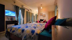 Un pat sau paturi într-o cameră la nehnilayam Homestay, home with fusion of style & comfort