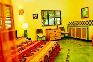 villa 100 m de la plage في لاس تاريناس: غرفة نوم بسرير وخزانة ونافذة +76 صورة