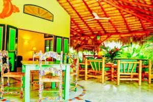 villa 100 m de la plage في لاس تاريناس: غرفة طعام مع طاولة وكراسي