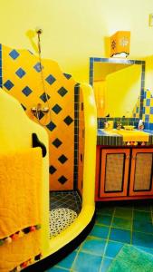 villa 100 m de la plage في لاس تاريناس: حمام أصفر مع حوض ومرآة