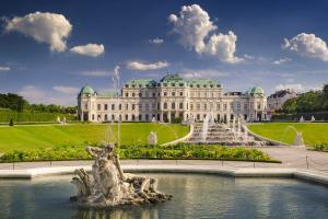 un gran edificio blanco con una fuente frente a él en Lovely Modern Historical 1-Bedroom en Viena