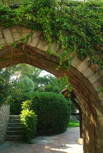 um arco numa parede de pedra com escadas e plantas em A'mare Corsica I Seaside Small Resort em Propriano