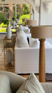 una fila de colchones expuestos en una habitación en A'mare Corsica I Seaside Small Resort en Propriano