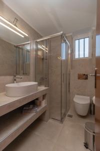 Kúpeľňa v ubytovaní Lagouvardos Apartments + 37 fotografií