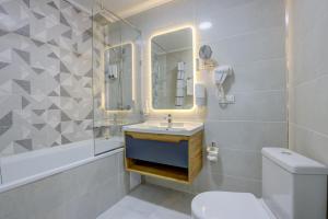 Koupelna v ubytování Viva Hotel
