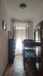 a room with two bunk beds and a window at Una casa azul en el sur in Manzanilla