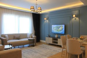 sala de estar con sofá y mesa en Garlon Residence en Estambul