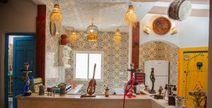 托澤爾的住宿－Dar Amazigh，厨房配有水槽和镜子
