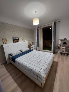 um quarto com uma grande cama branca num quarto em Appartement T3 avec balcon, centre 15’ à pied em Aix-en-Provence