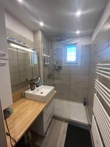 uma casa de banho com um lavatório branco e um chuveiro em Appartement T3 avec balcon, centre 15’ à pied em Aix-en-Provence