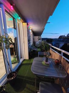 uma varanda com uma mesa azul numa varanda em Appartement T3 avec balcon, centre 15’ à pied em Aix-en-Provence