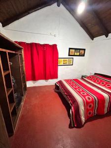 1 dormitorio con 2 camas y alfombra roja en El rancho - Espaciosa Casa para 7 en un Oasis de Tranquilidad, en Villa Serrana