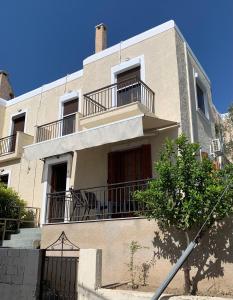 a large building with a balcony on top of it at La Bandolaise à Perdika in Perdika