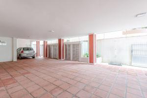 an empty parking lot with a car in a building at Apê Descolado no Guarujá - Enseada in Guarujá