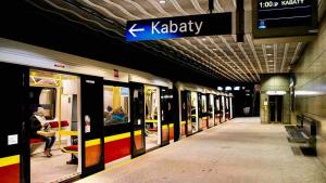 um metro numa estação de metro com as portas abertas em FORUM 3 metro fast WiFi 400 Mbs TV HBO Disney+ em Varsóvia