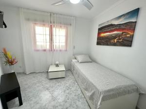 um quarto branco com uma cama e uma mesa em CURA MARINA 2- Apartment BY THE BEACH em Playa del Cura