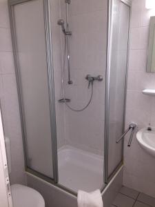 y baño con ducha, aseo y lavamanos. en Elbsandstein Apartments Altstadt, en Erfurt