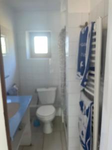 La salle de bains est pourvue de toilettes, d'un lavabo et d'une fenêtre. dans l'établissement L'appart du Mas, à Lamotte-du-Rhône
