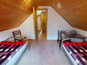 Postel nebo postele na pokoji v ubytování Ferienhaus Reet am Useriner See