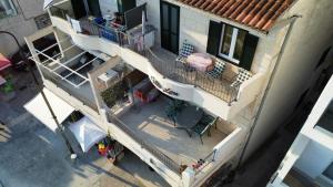 Cette chambre dispose d'un balcon et offre une vue sur une maison. dans l'établissement Apartments Lena, à Podgora