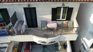 Elle offre une vue aérienne sur une maison dotée d'un balcon. dans l'établissement Apartments Lena, à Podgora