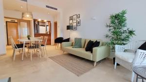sala de estar con sofá y mesa en Casa Rust en Ruimte, en Murcia