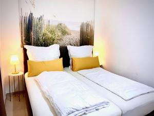 Katil atau katil-katil dalam bilik di RIVER VIEW NEAR FRANKFURT - 3 ROOMS-4 BEDS & 1 SOFA BED -AIR CONDITION- Private PARKING