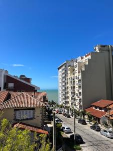 a city street with buildings and the ocean in the background at VENTANAS AL MAR in Mar del Plata