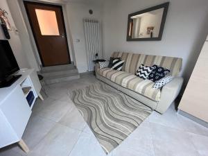 un soggiorno con divano e tappeto di JAZZ Apartment Centro storico a Perugia