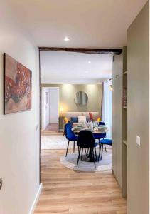 uma sala de estar com uma mesa e uma sala de jantar em La vie est belle à Paris Metro 9 em Montreuil