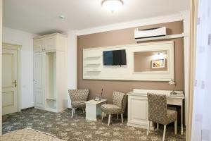 a room with chairs and a desk and a tv at Hotel Montana in Vişeu de Sus