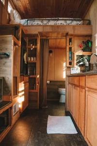 Baño pequeño con aseo en una casa en Adirondack Country Living Tiny House Village en Canton