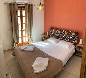a bedroom with a bed with two towels on it at La Bandolaise à Perdika in Perdika