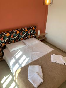 a bed with two towels on it in a room at La Bandolaise à Perdika in Perdika