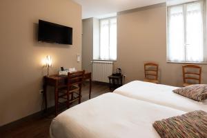 Postel nebo postele na pokoji v ubytování Logis Hôtel Restaurant de la Paix