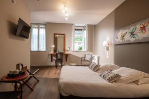 Postel nebo postele na pokoji v ubytování Logis Hôtel Restaurant de la Paix