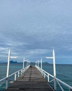 een houten pier in het midden van het water bij Egang-egang Resort Bum-Bum Island Semporna in Semporna