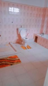 een badkamer met een toilet en een bad bij Arlshy furnished apartments in Kisumu