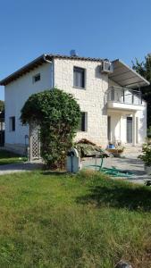 a house with a green hose in front of it at H BIΛΑ ΤΩΝ ΟΝΕΙΡΩΝ ΣΟΥ-999 THE VILLA OF YOURS Dreams 999 in Drama