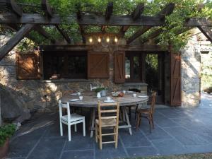 Une table et des chaises en bois sont disponibles sur la terrasse. dans l'établissement Els Noguers Turisme, à Castellar del Riu