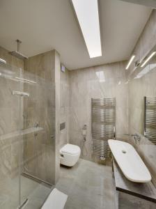 プラハにあるV Kolkovně 5 - Old Town Residenceのバスルーム(トイレ、洗面台、シャワー付)