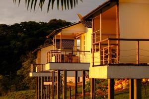 ein Haus an der Seite eines Hügels mit einem Feuer in der Unterkunft El paraiso glamping in Villavicencio